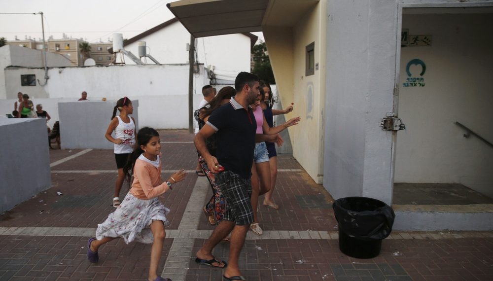 Hverdagen sør i Israel: Innbyggere i Ashkelon løper til bombesikre rom til lyden av rakettalarmen (Wikimedia Commons).