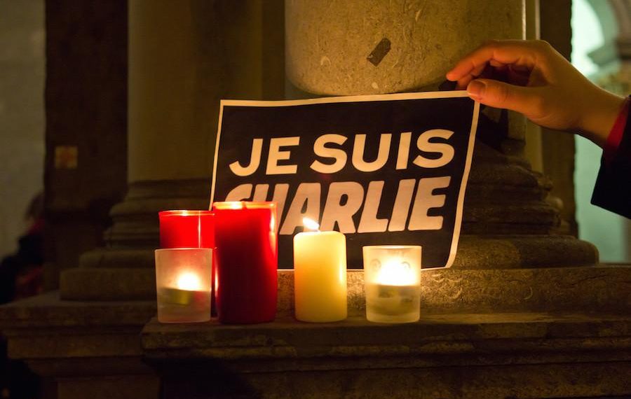 Redaksjonen til magazinet Charlie Hebdo ble rammet av et terrorangrep i Paris 2015. 12 mennesker ble myrdet. Angrepet kom som en direkte respons på magazinets trykking av tegninger av den islamske profeten muhammed. Foto: The Talon.