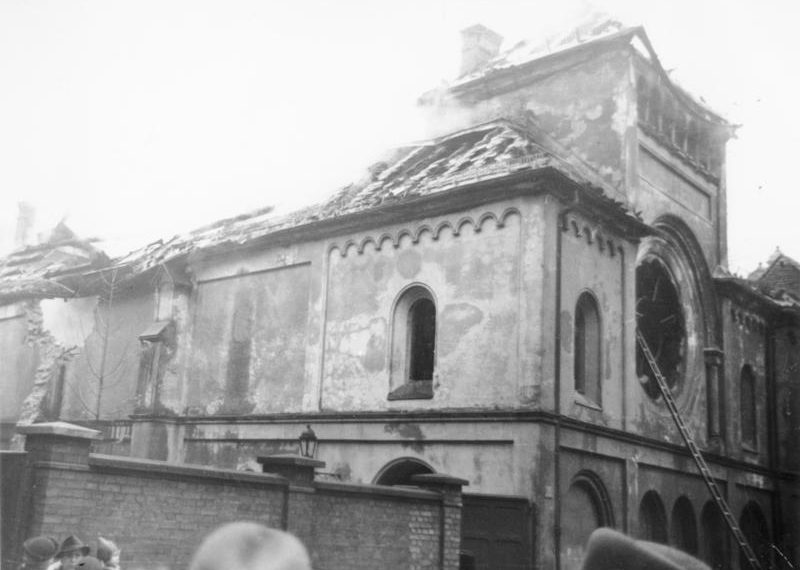 10. november 1938: Natt til 10. november for 82 år siden, ble synagoger brent og jødiske butikker knust.