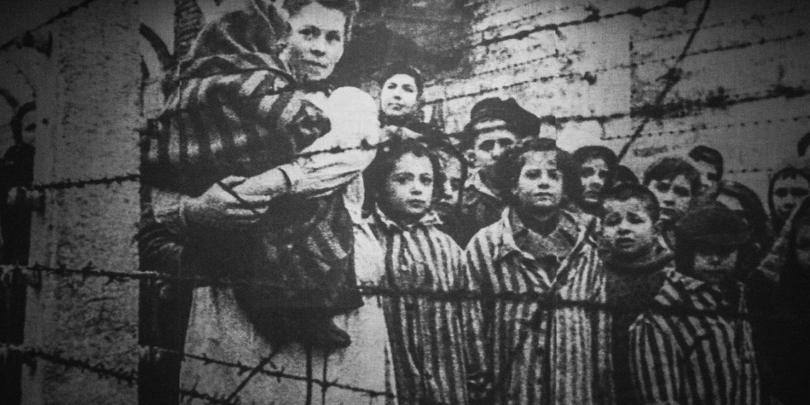 Shoshana Ovitz  var ett av barna som overlevde Ausvhwitz. Over 1.5 millioner jødiske barn ble myrdet under Holocaust.