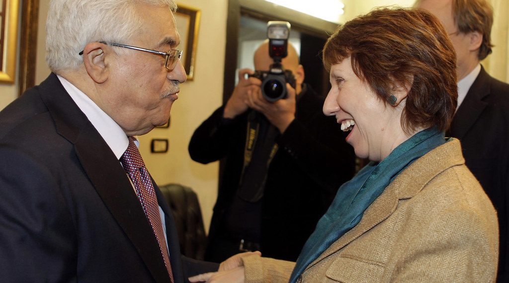 Mahmoud Abbas i møte med EUs tidligere leder for utenriks- og sikkerhetspolitikk Catherine Ashton (foto: EU/AFP/KHALIL MAZRAAWI, Flickr).