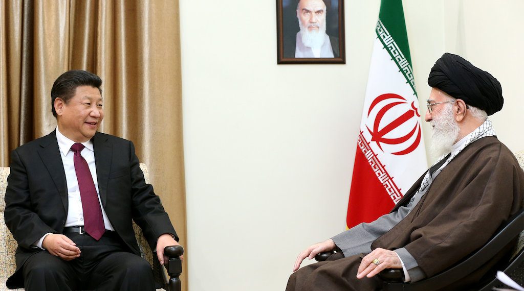Statsoverhodene Ali Khamenei og Xi Jinping i møte i førstnevntes hjem i 2016 (Photo credit: Wikimedia Commons,  Official website of Ali Khamenei, Supreme leader of Iran).