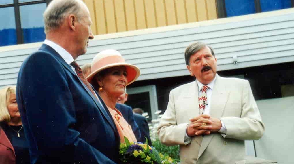 Aril-Edvardsen-sammen med Kong Harald og dronning-Sonja under kongeparets besøk til Sarons Dal i 1998 (foto: Troens Bevis, i Store Norske Leksikon).