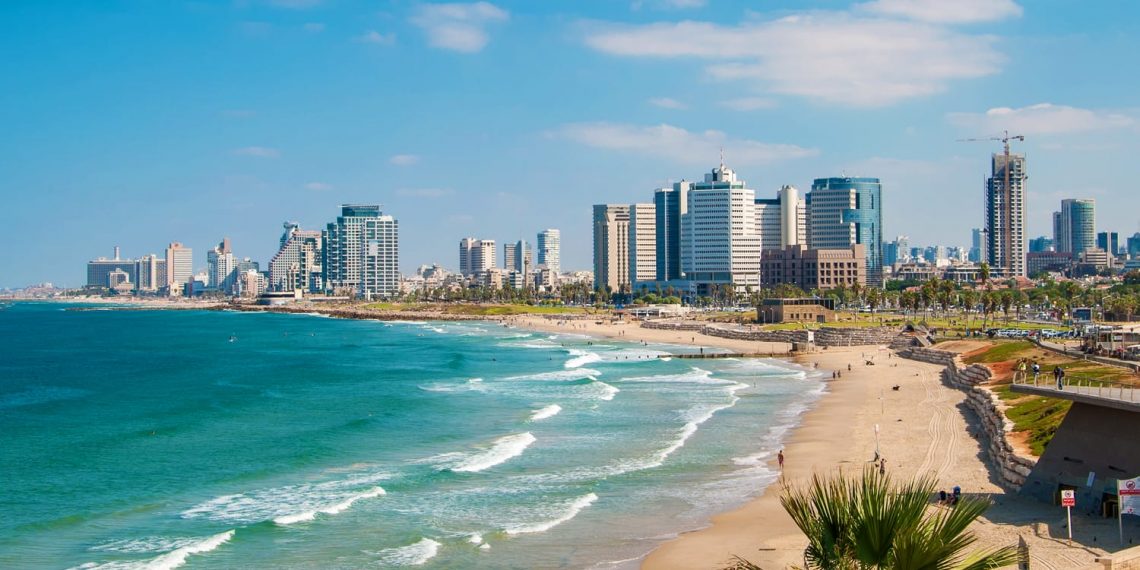 Israel opplever sin første hetebølge denne sesongen. Her bilde av stranden i storbyen Tel Aviv.