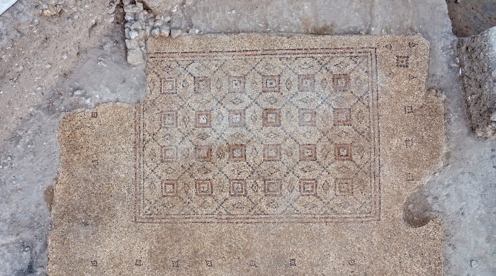 Denne vakre gulvmosaikken ble nylig oppdaget av israelske antikvitetsmyndigheter. Foto: Assaf Peretz, Israel Antiquities Authority