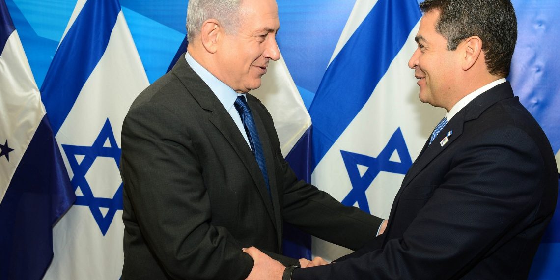 Statsminister Benjamin Netanyahu, til venstre, møter Honduras president Juan Orlando Hernandez i Jerusalem 29. oktober 2015. (Kobi Gideon / GPO)
