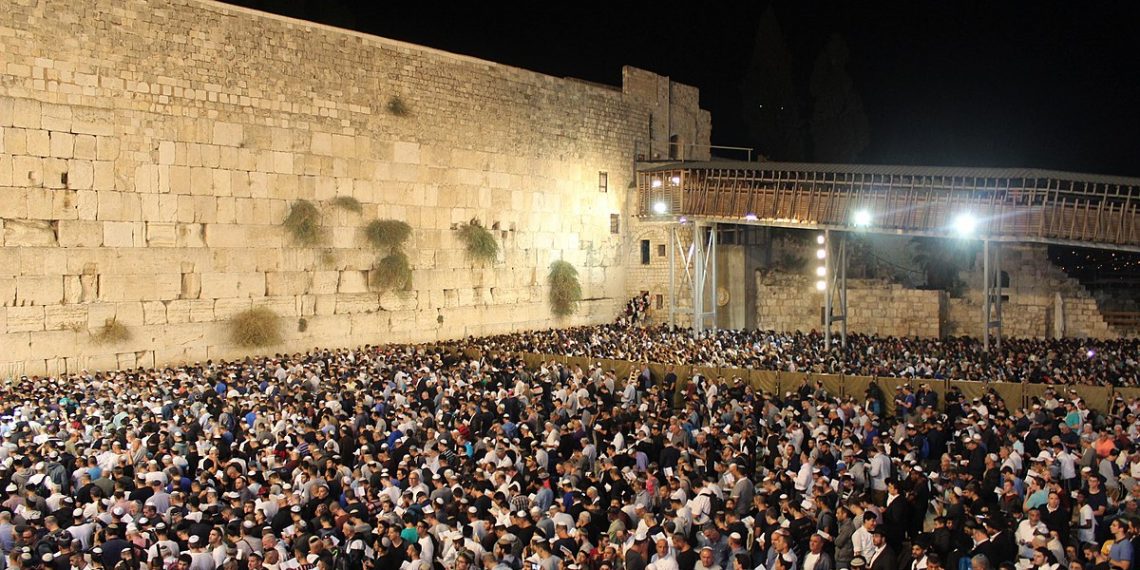 Tusner besøker Klagemuren under Yom Kippur - en dag for ransakelse, omvendelse og bekjennelse. Bildet er fra høytidsdagen i 2018. Foto: איתי טיומקין/Wikimedia Commons.