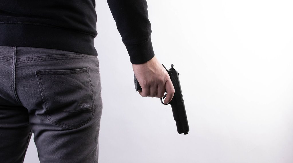 Illustrasjonsfoto: https://foto.wuestenigel.com/man-holding-a-gun-in-hand/ - https://creativecommons.org/licenses/by/2.0/.