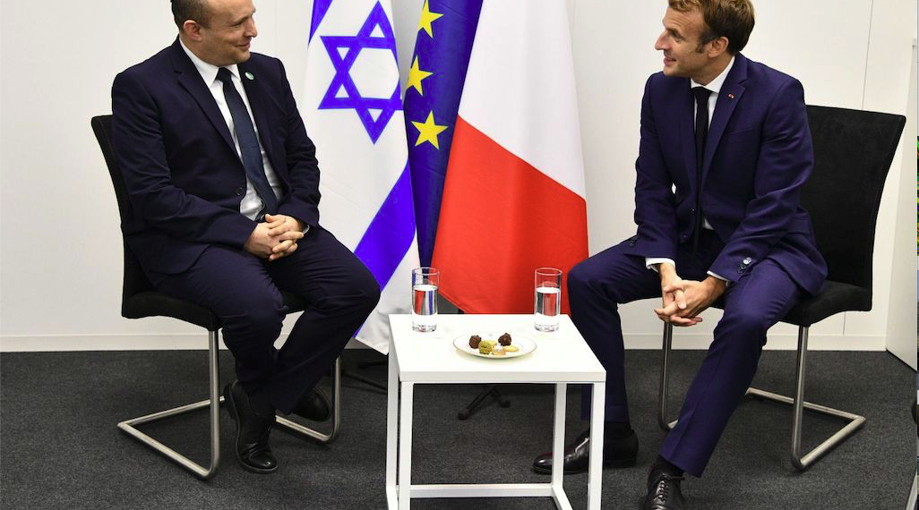 Israels statsminister Naftali Bennett i møte med Frankrikes president Emmanuel Macron.