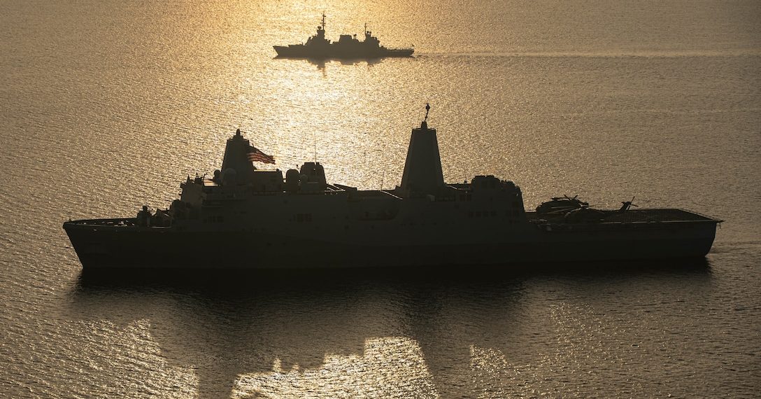 Amfibietransportdokken USS Portland (LPD 27) i front, og den israelske korvetten INS Hanit bak, gjennomfører en forbikjøringsøvelse i Akababukta 24. november 2021. Foto: Den amerikanske marinen