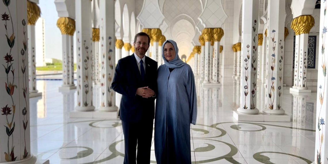 President Isaac Herzog og førstedamen er på besøk i Abu Dhabi. Foto: Amos Ben-Gershom (GPO)