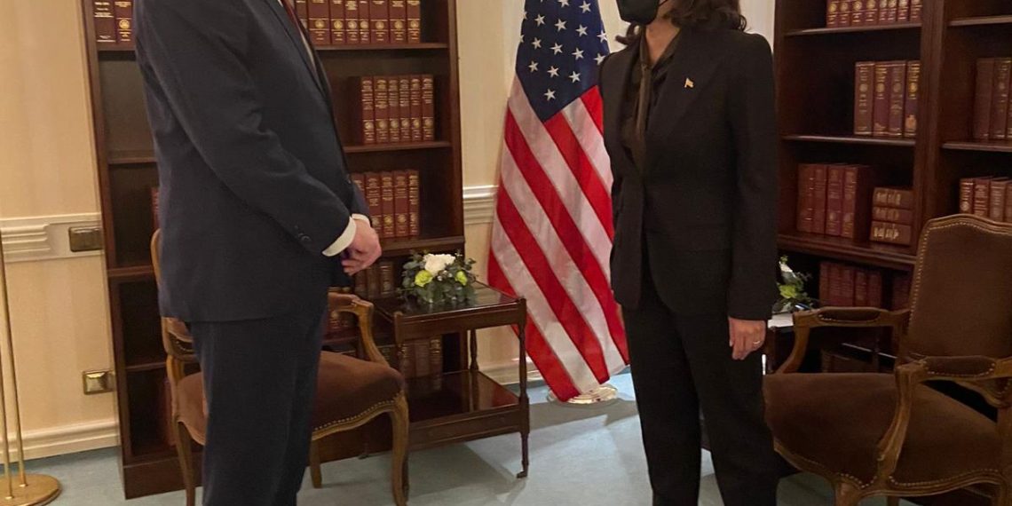 Israels forsvarsminister Benny Gantz møtte USAs visepresident Kamala Harris under sikkerhetskonferansen i München.