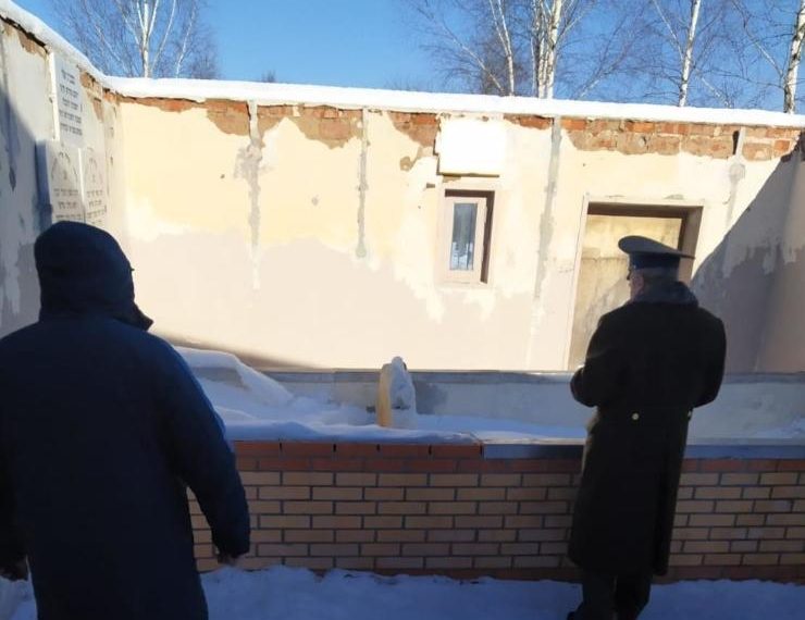 Russiske generaler ber om fred på den jødiske kirkegården i Lubavitch.