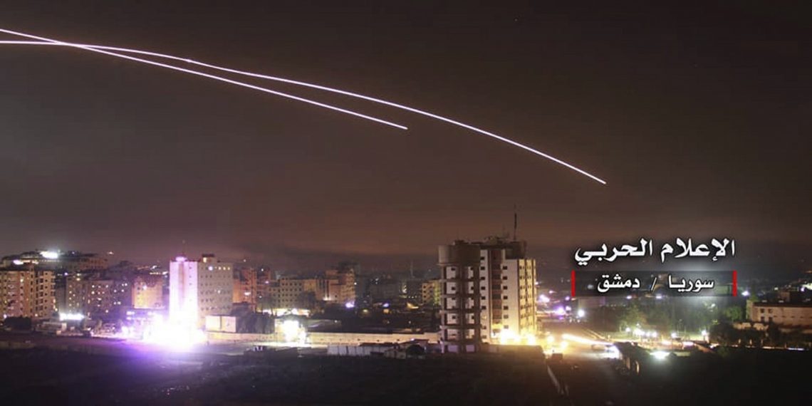 Bildet viser et angivelig israelsk luftangrep mot Damaskus ifølge syriske medier.