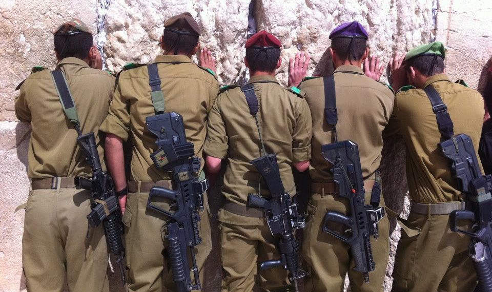 IDF-soldater i bønn ved Klagemuren. Foto: https://commons.wikimedia.org/wiki/File:Flickr_-_Israel_Defense_Forces_-_IDF_Soldiers_at_the_Western_Wall.jpg.