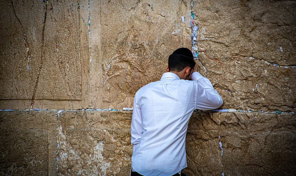 Jøde i Bønn ved Vestmuren til Tempelplassen hvor de jødiske templene en gang stod. Foto: Pixabay.