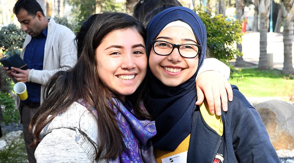 "Vi er like", sier en jødisk og en arabisk ungdom i Jerusalem. Foto: https://www.flickr.com/photos/usembassyta/.