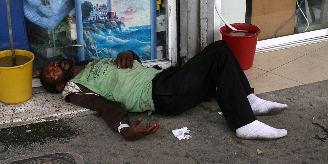 En hjemløs narkoman på gaten i Israel. Foto: Liron Lahiani / http://www.pikiwiki.org.il/?action=gallery&img_id=45527.