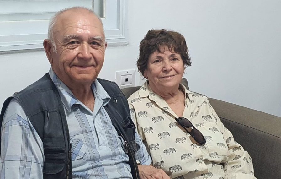 Maya og Anatoly i leiligheten sin på Haifa Home.