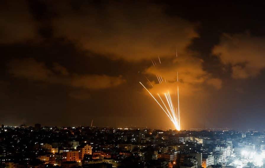 Terrorgruppen palestinsk Islamsk Jihad skyter raketter mot Israel.
