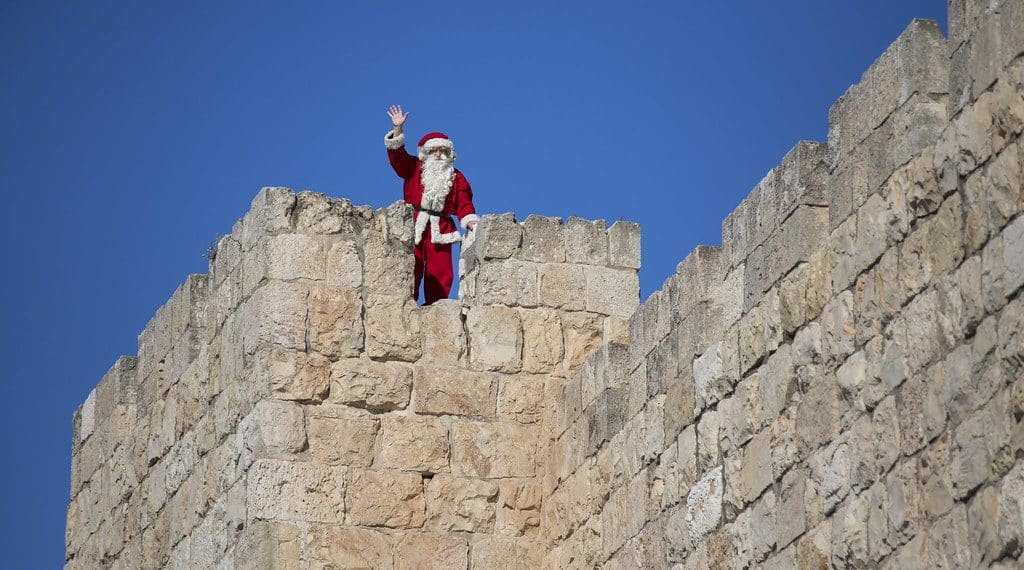 Julenissen på muren rundt Jerusalems gamleby. Foto: https://www.flickr.com/photos/israelphotogallery/15011196358 / https://creativecommons.org/licenses/by-nd/2.0/.