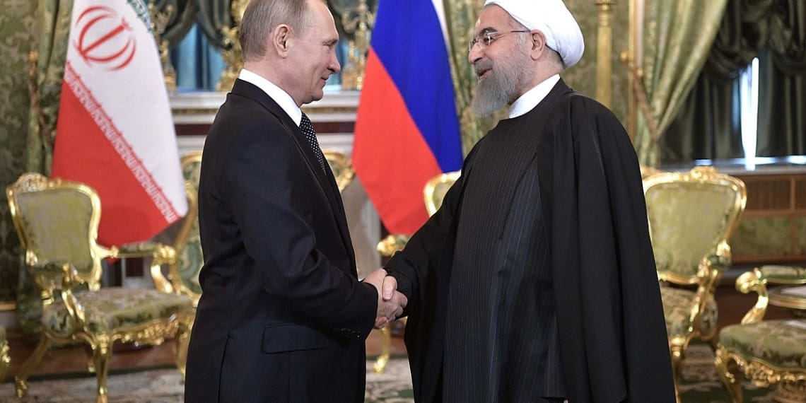 Irans president Hassan med Vladimir Putin i 2017. Foto: Rouhanihttp://en.kremlin.ru/events/president/news/54119/photos / https://commons.wikimedia.org/wiki/File:2017-03-28_Vladimir_Putin_and_President_of_Iran_Hassan_Rouhani.jpg.