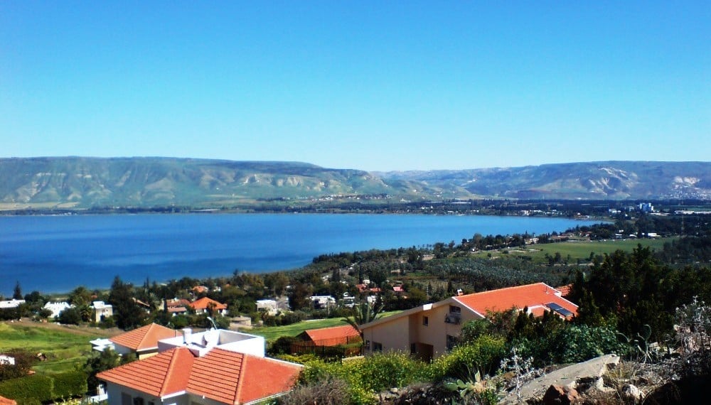 Kinneret (moshava) and Sea of Galilee. Foto: https://commons.wikimedia.org/wiki/File:Kinneret-moshava.jpg.