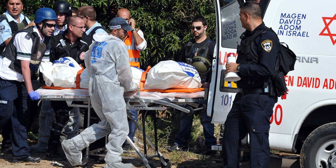Israelere myrdet av raketter fra Hamas fraktes bort av ambulanse. Foto: David Katz The/Israel Project - https://www.flickr.com/photos/theisraelproject/8187263325/.