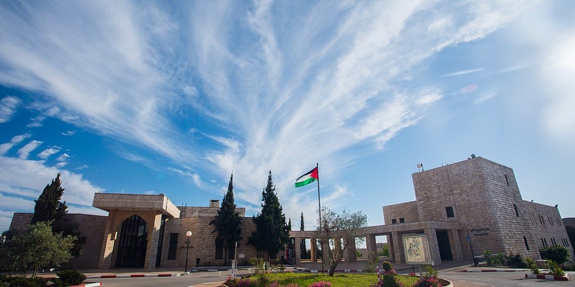 Birzeit University, ved Ramallah på "Vestbredden". Foto: Ahmad Sandouka - https://commons.wikimedia.org/wiki/File:%D8%AF%D9%88%D8%A7%D8%B1_%D9%83%D9%85%D8%A7%D9%84_%D9%86%D8%A7%D8%B5%D8%B1.JPG.