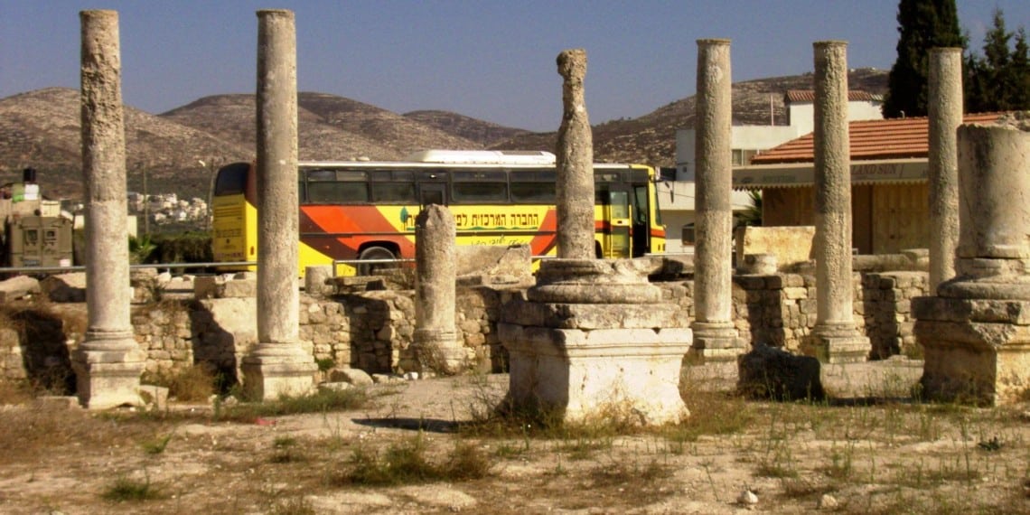 Søyler fra romerske byggverk i Sebastia, Samaria. Foto: Daniel Ventura - https://commons.wikimedia.org/wiki/File:Roman_columns_at_Sebastia_38.jpg.