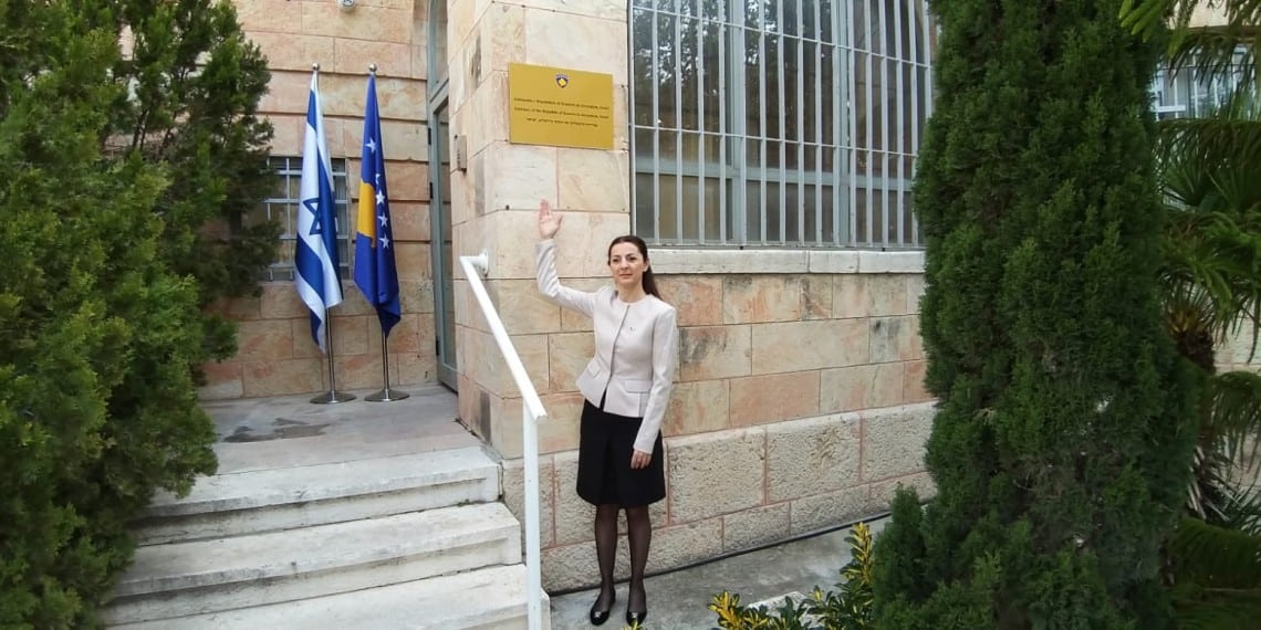 Ambassadør Ines Demieri foran Kosovos Ambassade i Jerusalem. Foto fra Demiris Twitter-konto 14. mars 2021.