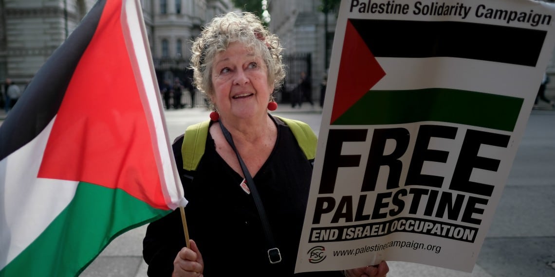En ganske sikkert ellers både snill og velmenede kvinne i anti-israelsk demonstrasjon i London. Foto: Alisdare Hickson - https://commons.wikimedia.org/wiki/File:Free_Palestine,_London.jpg.