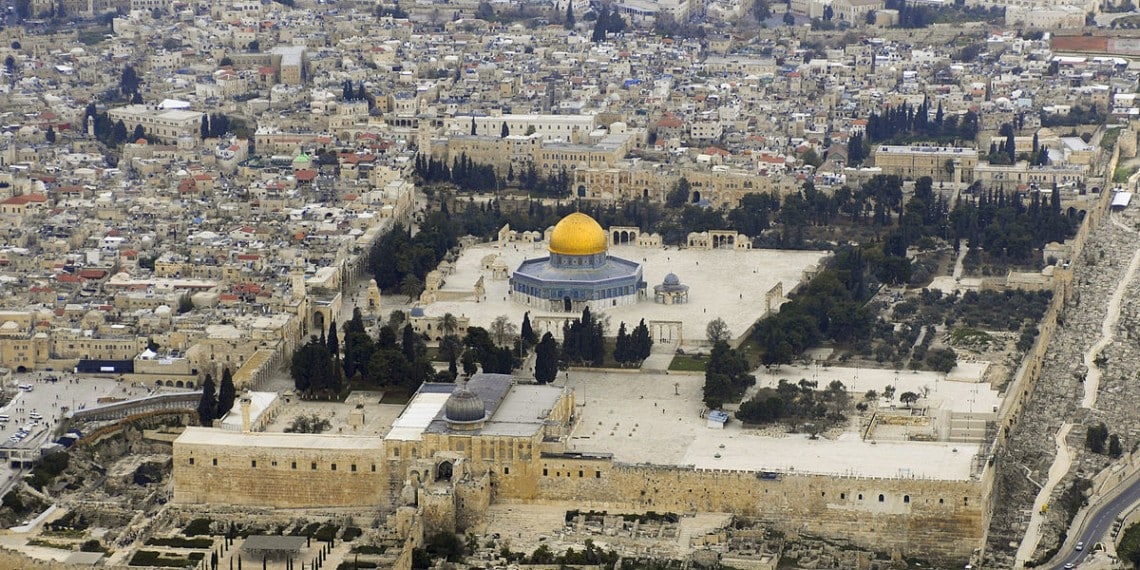 Tempelhøyden i Jerusalems gamleby. Foto: Godot 13/Andrew Shiva - https://commons.wikimedia.org/wiki/File:Temple_Mount_%28Aerial_view,_2007%29_01.jpg.