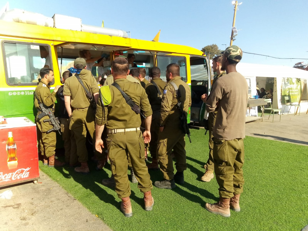 SULTEN: Soldater får et varmt måltid ved Gilat Junction i sør, nær Beer Sheva.
Foto: Nativia Samuelsen, ICEJ Jerusalem