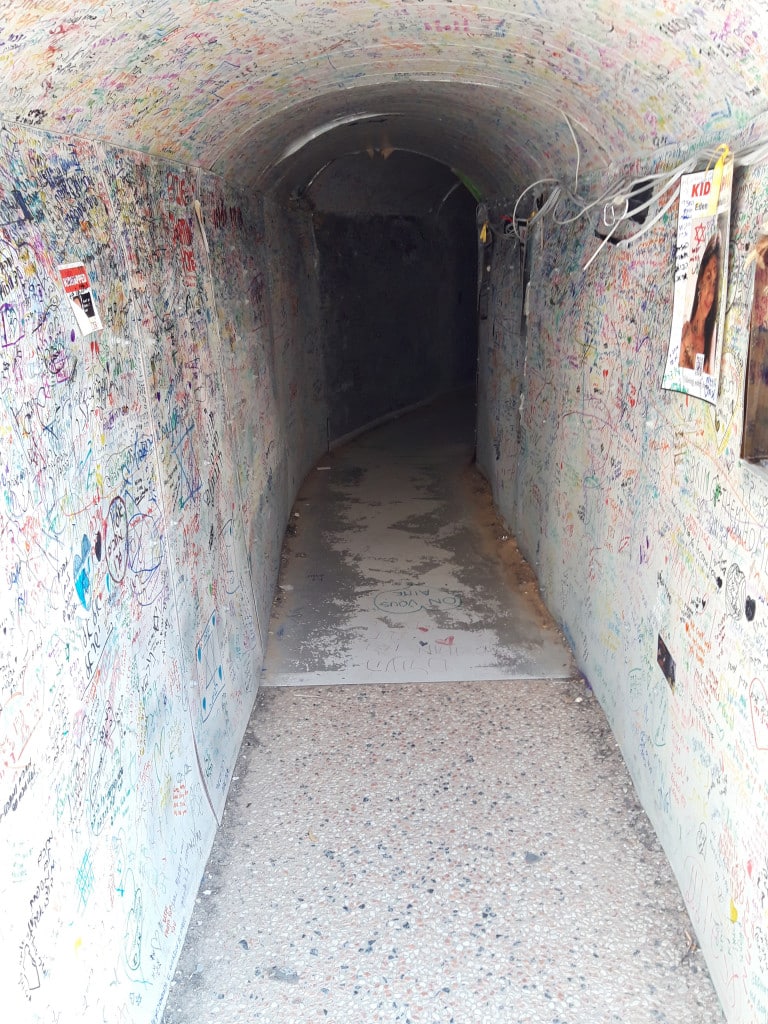 TUNNEL: Utenfor kunstmuseet i Tel-Aviv har man bygget en kopi av en Hamas-tunnel, slik at folk kan få et inntrykk av hvilke forhold gislene lever under.
FOTO: Privat