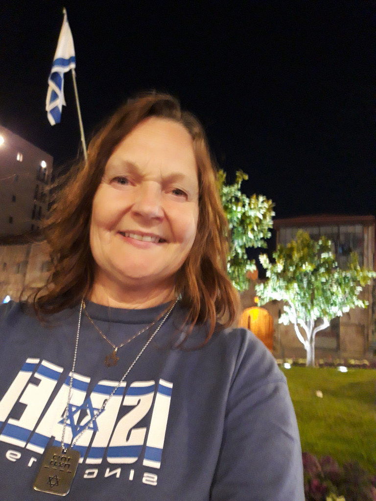 PÅ TUR: Elisabeth Ødegaard (54) er en av mange evangeliske kristne som den siste tiden har reist til Israel for å bidra med praktisk hjelpe, samt vise trøst og solidaritet til landet i nød.
FOTO: Privat